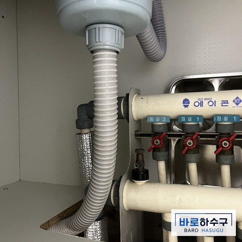 안산 현장 싱크대 하부장, 새 주름호스로 바꿔 연결한 작업 후 모습